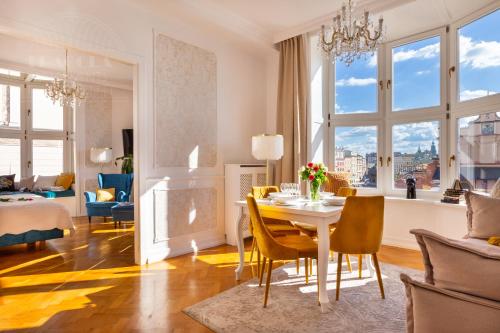 克拉科夫Feniks Fragola Apartments的用餐室以及带桌椅的起居室。