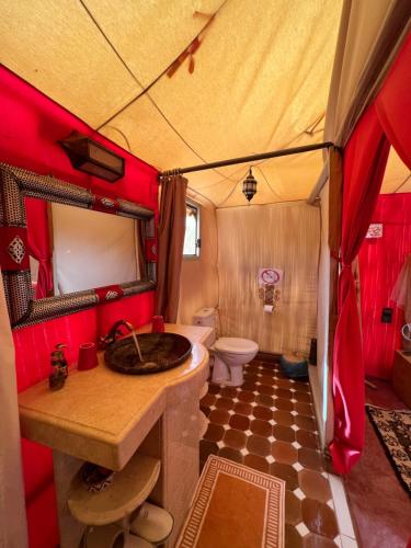 梅尔祖卡Luxury traditional Tent Camp的帐篷内带水槽和卫生间的浴室