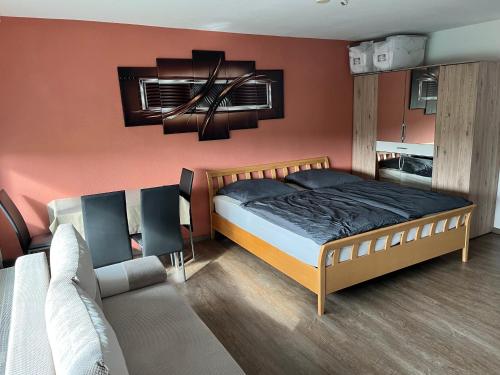 维尔茨堡schönes Apartment mit Festungsblick - FREE Parking -的一间卧室配有一张床和一张沙发