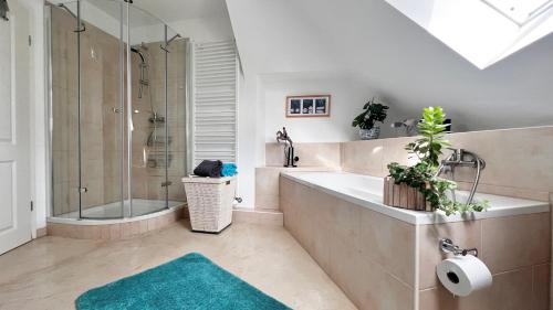 施托尔贝格"Zur Auszeit" in 'Jugendstilvilla Sonnenschein的带浴缸和玻璃淋浴间的浴室。