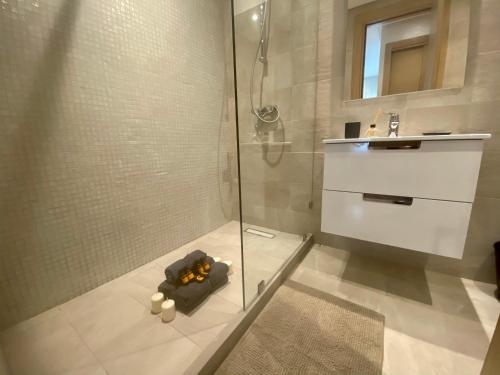 卡萨布兰卡Appartement confortable et ensoleillé, belle vue的带淋浴的浴室,铺有瓷砖地板。