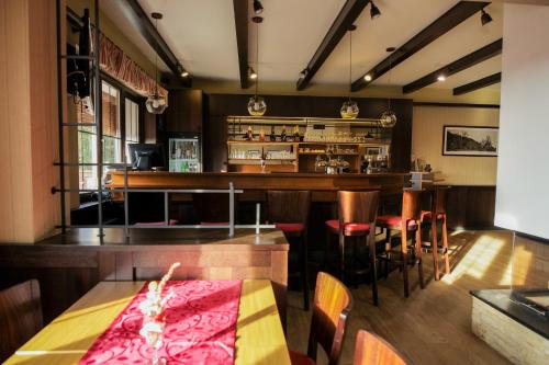 特利斯图德内Penzion Tři pumpy的餐厅设有酒吧,配有桌椅
