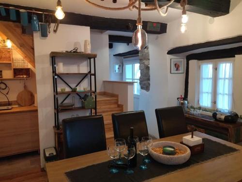 瑙吉伯尔热尼Keltike apartman的一间饭厅,配有一张桌子和碗