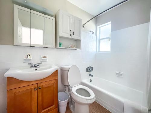 好莱坞The Starfish的浴室配有盥洗盆、卫生间和浴缸。