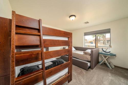 哈瓦苏湖城Heated Pool & Spa - Winterhavens Oasis的一间带两张双层床和一张沙发的卧室