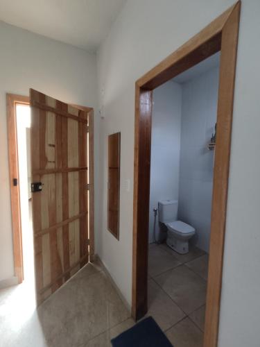 皮雷诺波利斯Dom Jaime - Guest House的一间带卫生间和木门的浴室