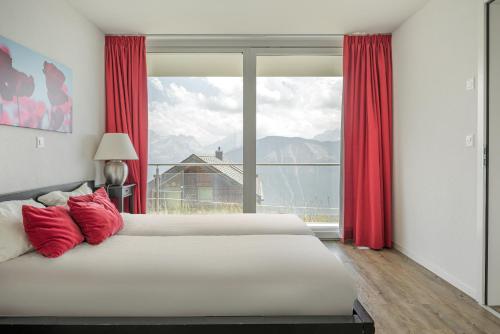 FieschertalBella Vista的一间卧室设有两张床和大窗户