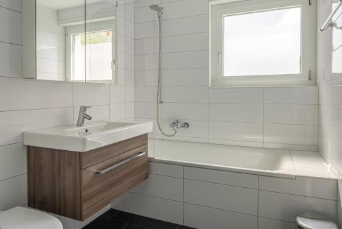 FieschertalBella Vista的白色的浴室设有水槽和浴缸。
