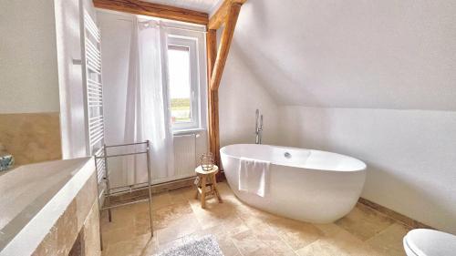 费马恩Historisches Amtshaus: BelVue的一间带大型白色浴缸和窗户的浴室