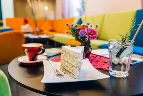特罗德纳Zum Löwen-Post的一张桌子,上面放着一块蛋糕和一杯咖啡