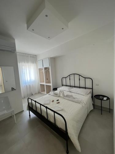 巴里Campione 5的一间白色卧室,房间内设有一张大床
