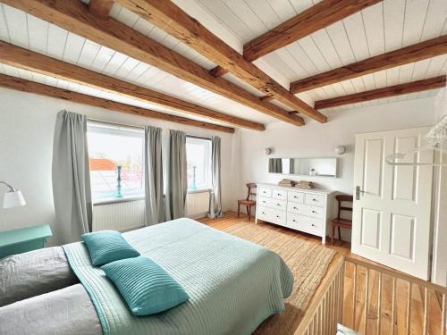 费马恩Historisches Amtshaus: BelVue的一间卧室配有一张带蓝色枕头的床和一扇窗户。