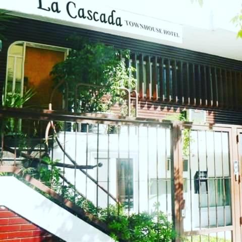 布宜诺斯艾利斯La Cascada Townhouse Hotel的一座建筑,阳台上种植了植物