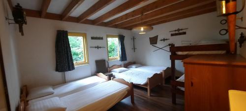 LindeDe Linde, boerderij in Drenthe voor 15 tot 30 personen的带两张床的房间和阁楼