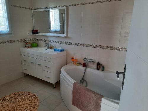 AramonCLOS DES ROMPUDES的白色的浴室设有浴缸和水槽。