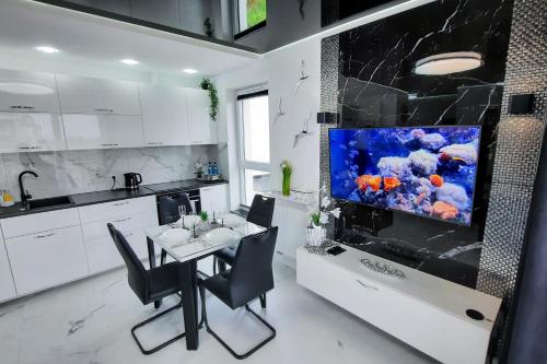 雷达Apartament 10 Glamour Aquapark Reda的厨房的墙上设有鱼缸