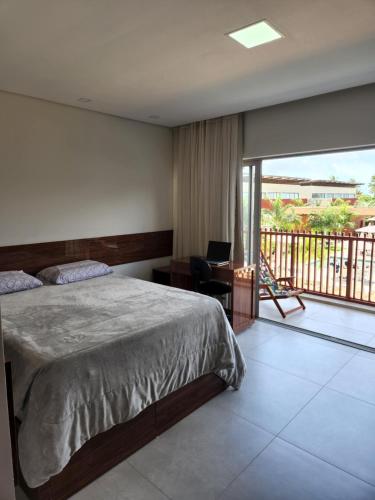 皮帕Flat Île de Pipa Resort - Centro的一间卧室设有一张床和一个阳台