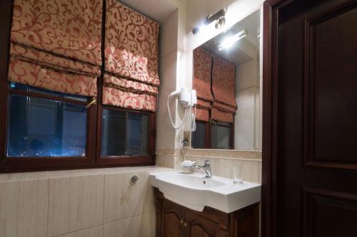 弗沃茨瓦韦克琥珀宫酒店的一间带水槽和镜子的浴室