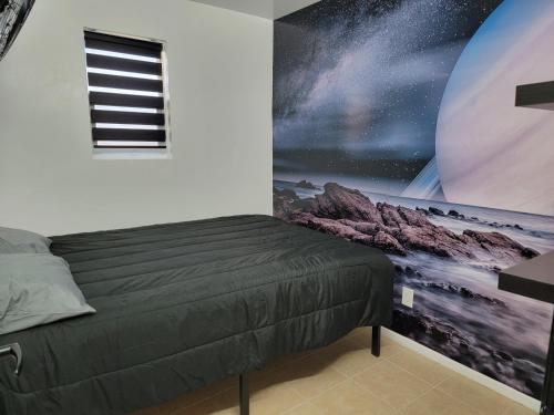 格伦代尔Orangewood & 51Ave Homestay - Not a Hotel的卧室配有一张壁画床