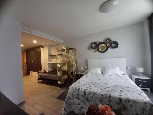 卡里翁德洛斯孔德斯Loft Carrión的一间卧室配有一张床,另一间卧室配有沙发。