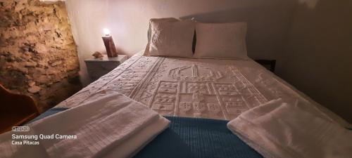 克拉图Casa Pitacas的一间卧室配有一张床,床罩