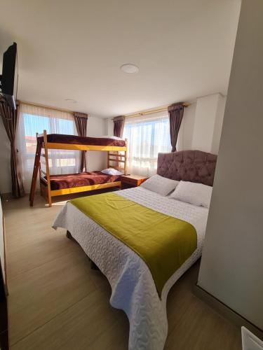 派帕Tauko tu casa的一间卧室配有一张带黄色毯子的大床