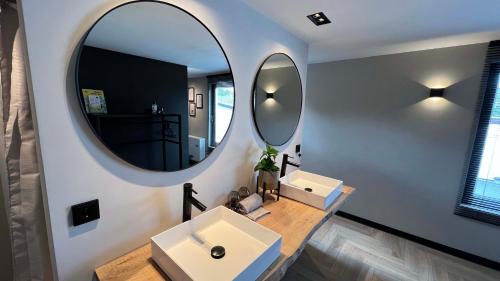 法尔肯堡Bed & Breakfast 'Le Faucon'的一间带水槽和镜子的浴室