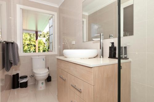 黄金海岸Hampton's House @ Southport - 3Bed Home+ Pool/BBQ的一间带水槽和卫生间的浴室以及窗户。