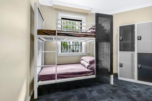 悉尼Mad Monkey Downtown的客房设有两张双层床和窗户。