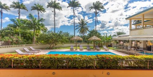 圣罗斯房县酒店的棕榈树度假村的游泳池