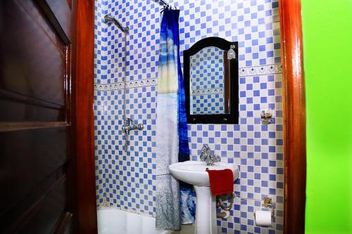 坎帕拉Plot 4 Kavuma Close的一间带水槽和镜子的浴室