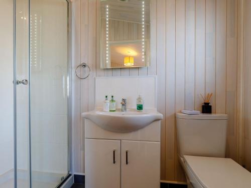 WillingtonAcer Lodge-uk37594的一间带水槽和淋浴的浴室