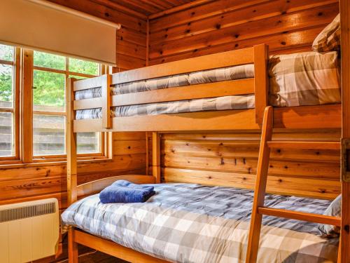 BalintoreTipperwhig的小屋内设有一间带两张双层床的卧室