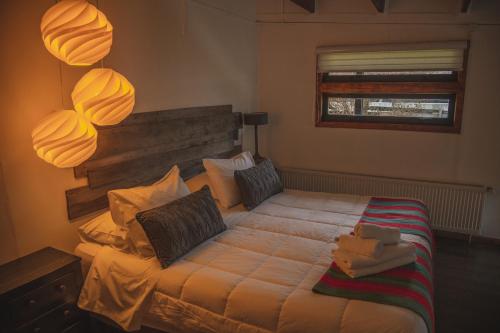 纳塔列斯港Toore Patagonia的一间卧室设有一张大床和一个窗户。