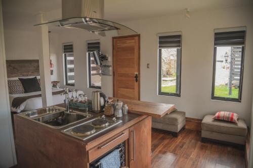 纳塔列斯港Toore Patagonia的一个带水槽的厨房和一张位于客房内的床