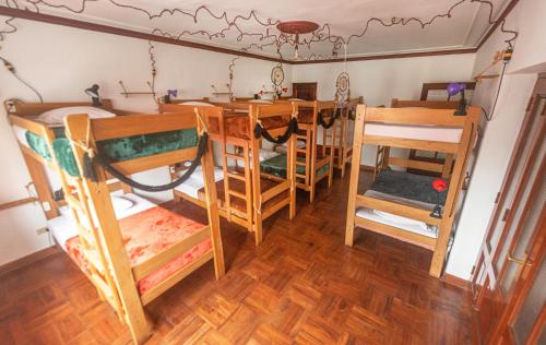 利马卡克拉多格疗养旅舍的一间客房内配有桌椅的房间