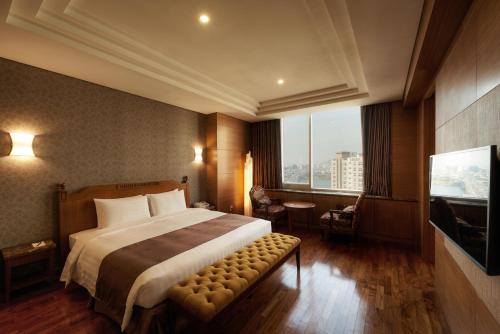 首尔首尔海滨酒店的酒店客房,配有床和电视