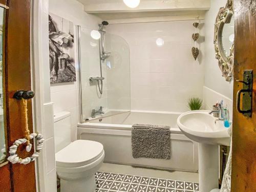 ShardlowWilne Cottage的带浴缸、卫生间和盥洗盆的浴室