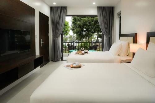 富国DAD Resort Phú Quốc的酒店客房设有两张床和电视。