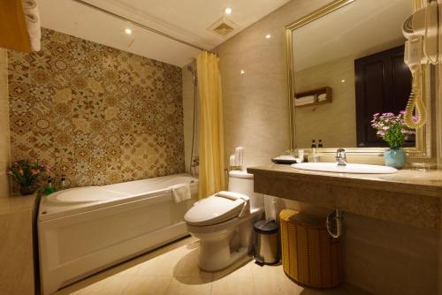 胡志明市罗斯兰科普酒店的带浴缸、卫生间和盥洗盆的浴室