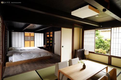 FukusakiNIPPONIA HARIMA FUKUSAKI ZOUSHONO YAKATA的卧室配有一张床和一张桌子及椅子