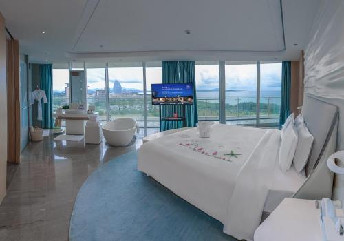 三亚三亚海棠湾红树林度假酒店（免税店95折+首日迷你吧）的酒店客房设有一张白色大床和一台电视。