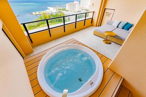 恩纳AQUASENSE Hotel & Resort的海景阳台设有浴缸。