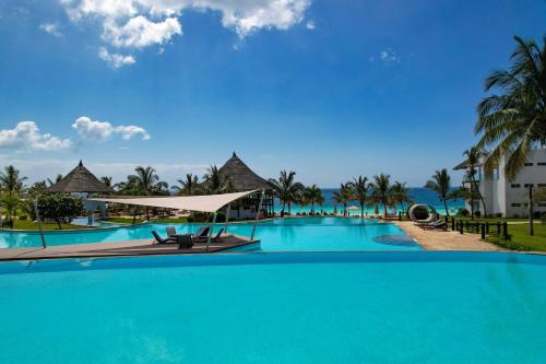 南威皇家巴尔海滩度假酒店的享有度假村游泳池的景致。