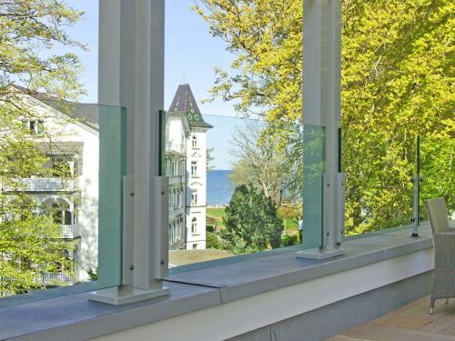 宾茨Parkvilla Mathilde - Luxus Penthouse 26 "Sea View"的享有建筑景致的阳台