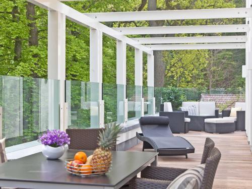 宾茨Parkvilla Mathilde - Luxus Penthouse 26 "Sea View"的天井配有桌子和水果碗