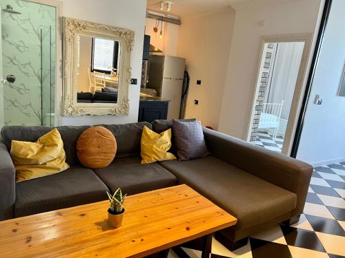 内坦亚Shantell Luxury Apartment的客厅配有沙发和桌子