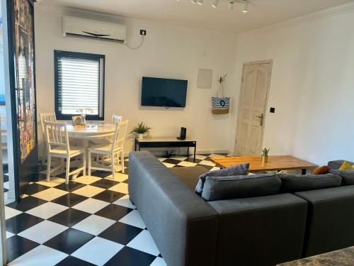 内坦亚Shantell Luxury Apartment的客厅配有沙发和桌子