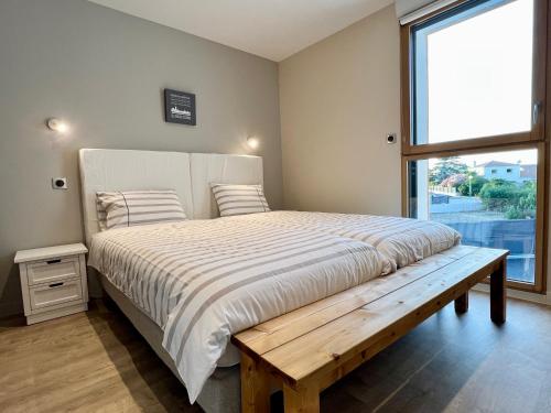 拉皮隆尼尔Maison « Embruns de mer » à 800 m de la mer的一间卧室设有一张大床和一个窗户。