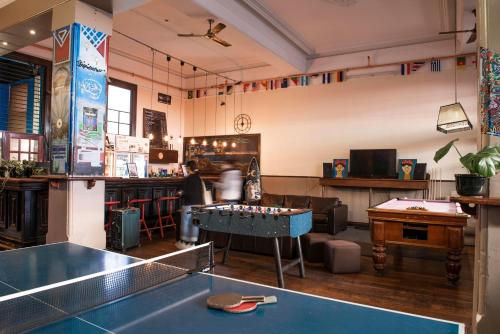 弗里曼特日舞的一间设有乒乓球桌和酒吧的客房